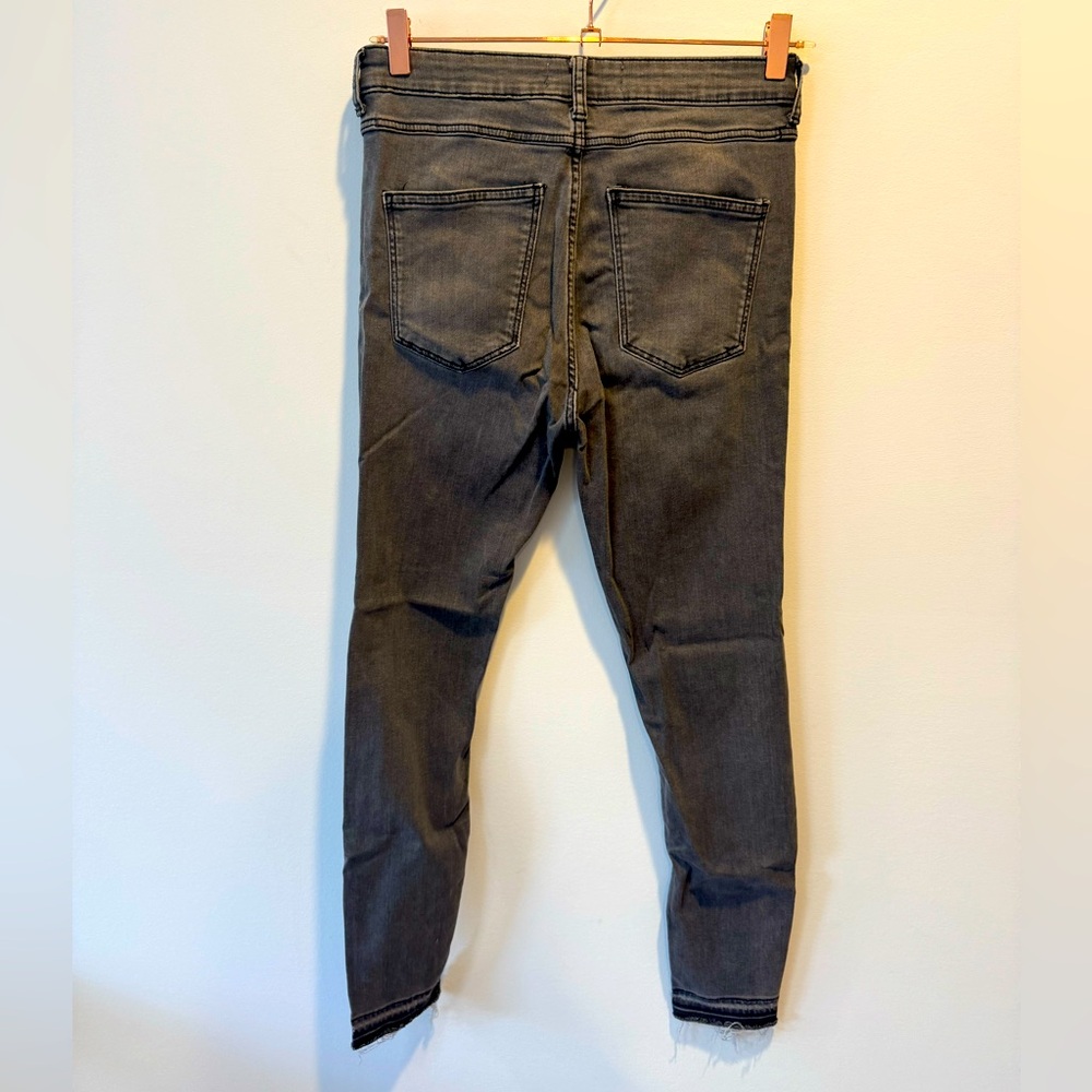 Zara Black/Gray Women's Jeans with distressed cuff size 8 - Picture 4 of 5